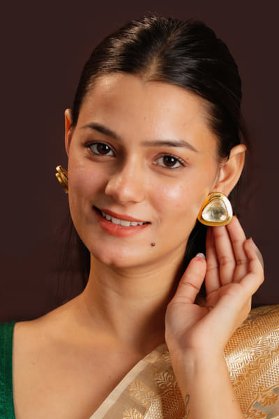 White jadtar stone studs