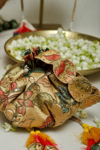 Beige kalamkari print potli bag