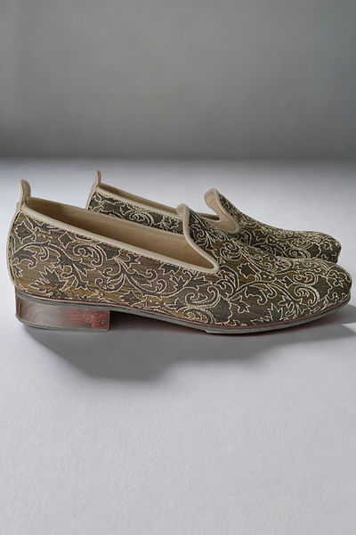 Black and brown thread embroidery loafers