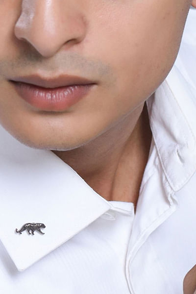 Black calm tiger collar tips