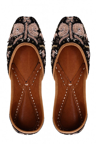 Black embellished juttis