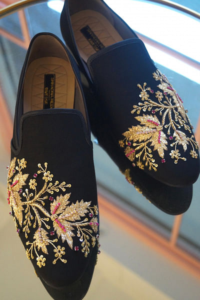 Black floral embroidery loafers