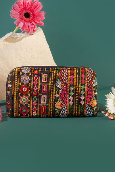 Black geometric embroidery wallet