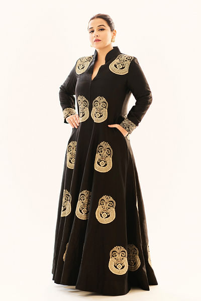 Black motif embroidery gown and pants