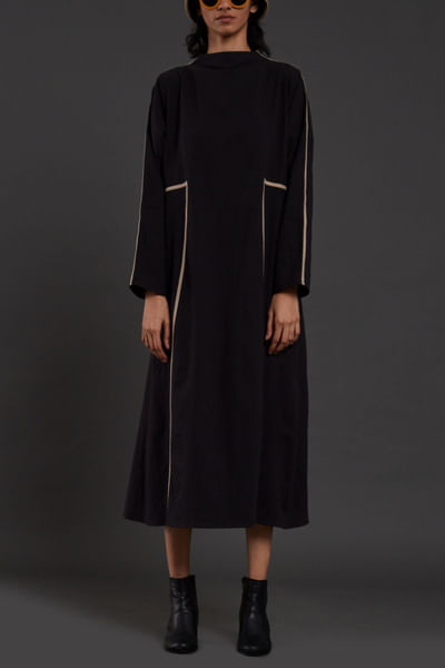 Black piping detailed cotton dress