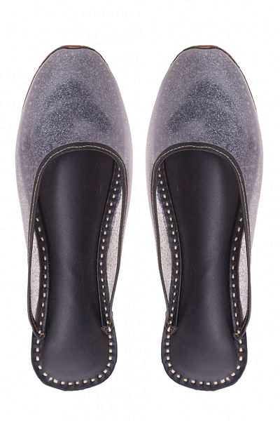 Black sparkling juttis