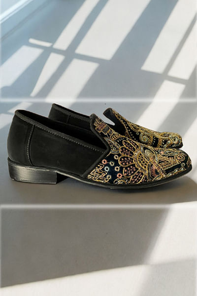 Black thread embroidery loafers