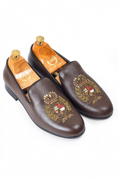 Brown crest zardozi embroidery leather slip-ons