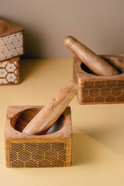 Brown honeycomb engraved wooden pestle set