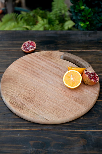 Brown mango wood round chopping board