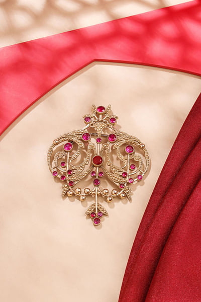 Gold and pink glass stonework brooch