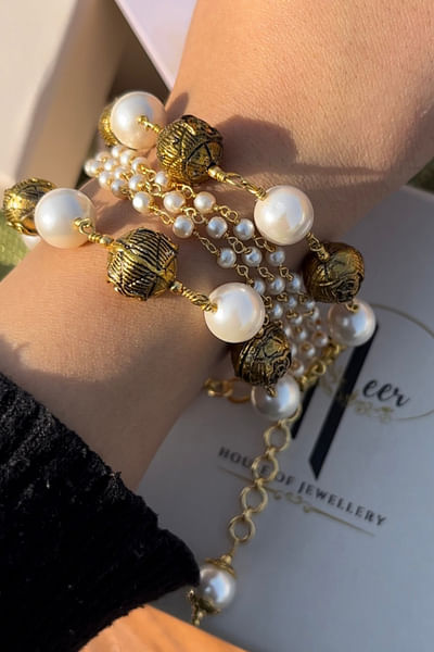 Gold bead and pearl bracelet