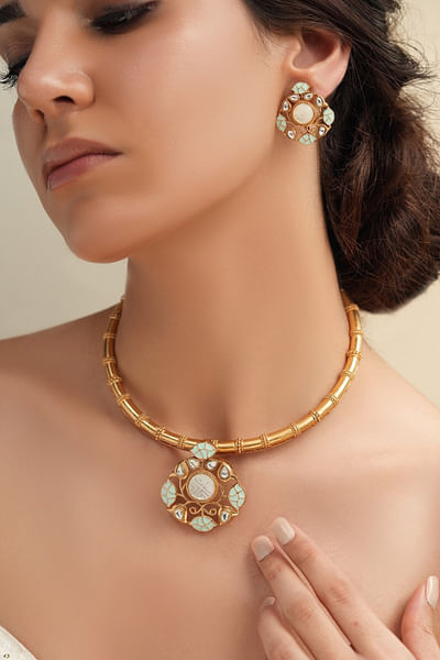 Gold center stone pendant necklace set