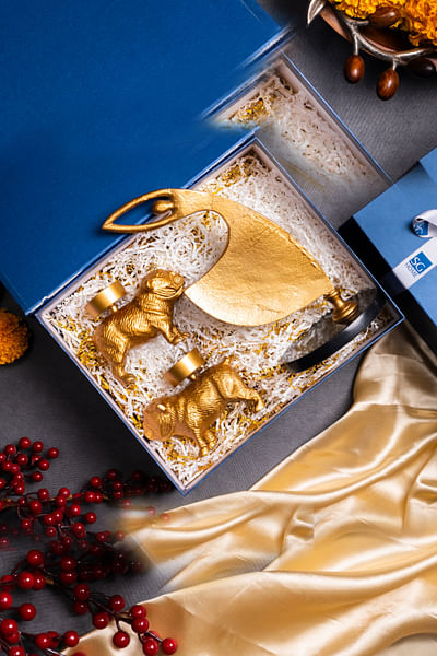 Gold figure decor and tea light holder gift set