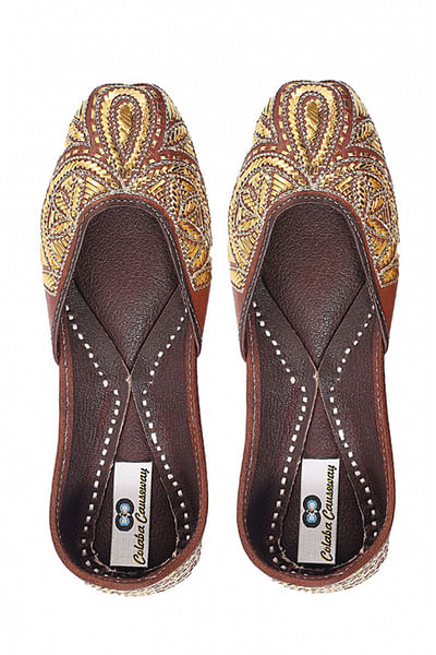 Gold hand embroidered leather juttis