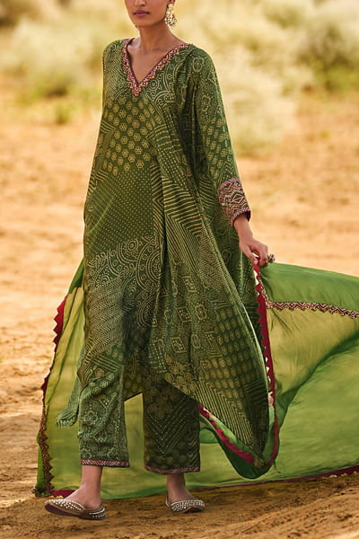 Green bandhani print asymmetric kurta set