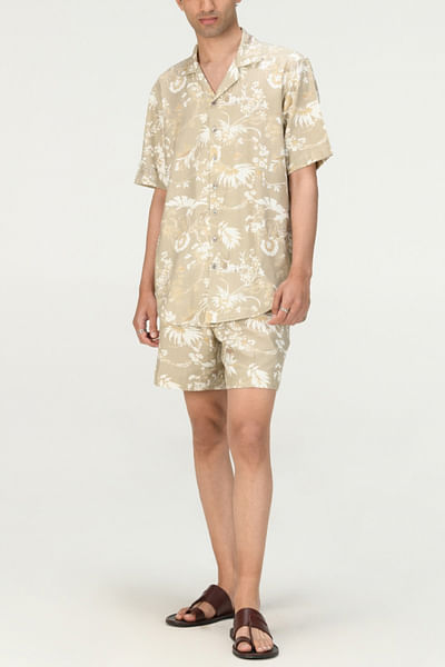 Grey rainforest print shirt