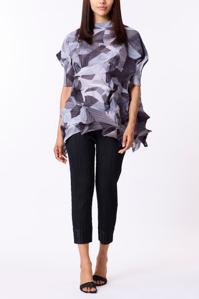 Monochrome 3D pleated top