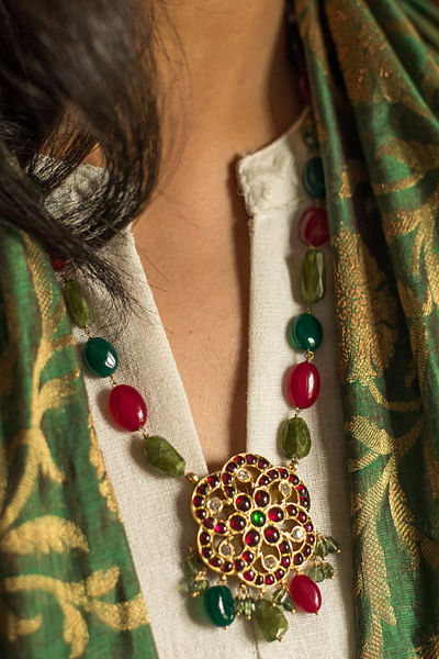 Multicolour kemp and semi-precious stone embellished necklace