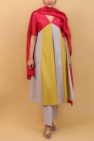 Vinusto Multicolour panelled handwoven kurta set VNOAUG23D109