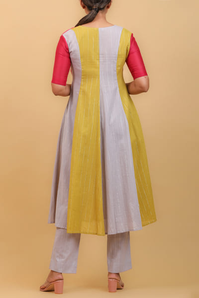 Vinusto Multicolour panelled handwoven kurta set VNOAUG23D109