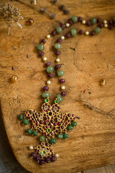 Multicolour semi-precious and kemp stone embellished necklace