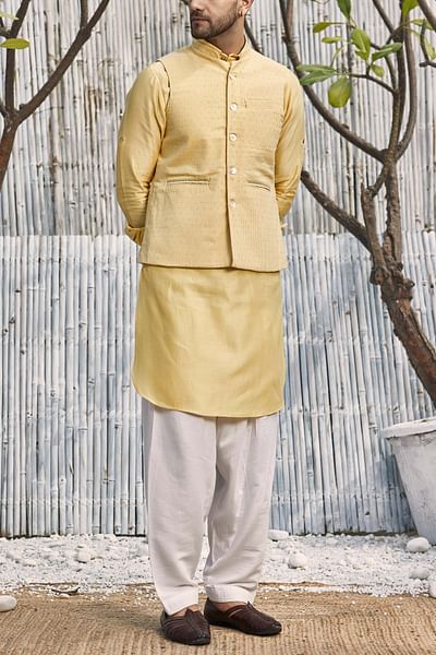 Pastel yellow textured bandi