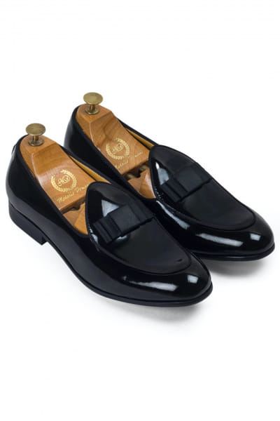Modello Domani Patent black bow tie leather slip-ons MDONOV23LUX009