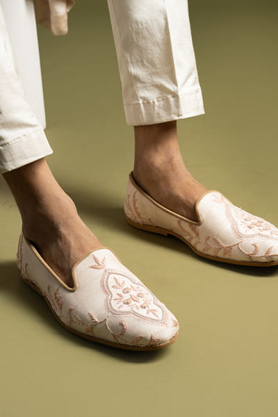 Powder pink thread embroidery loafers