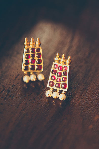 Red kemp stone and pearl earrings