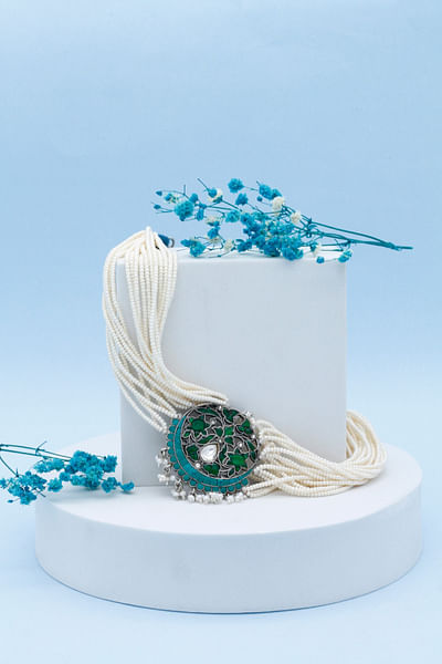 Silver kundan and pearl bead embellished choker
