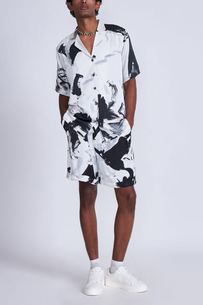 Advait White abstract printed shorts AVTJAN24D113