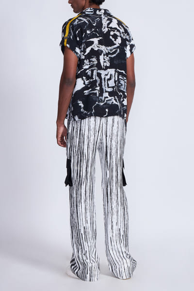 Advait White and black abstract printed shirt AVTJAN24D115