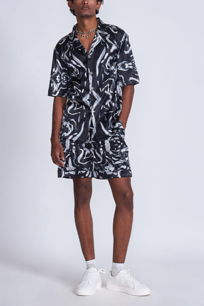 Advait White and black printed shorts AVTJAN24D119