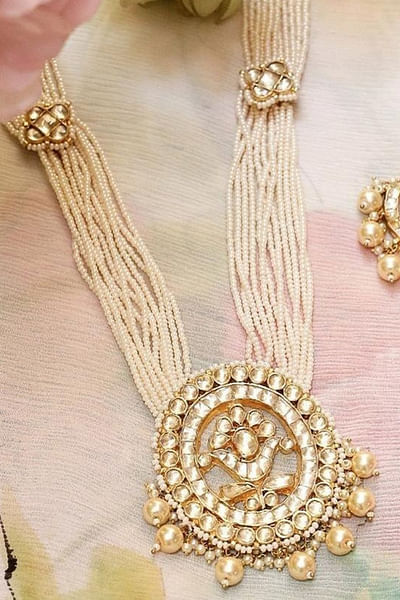White and gold kundan and pearl necklace set