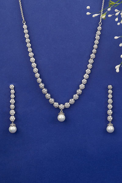 White diamond embellished necklace set
