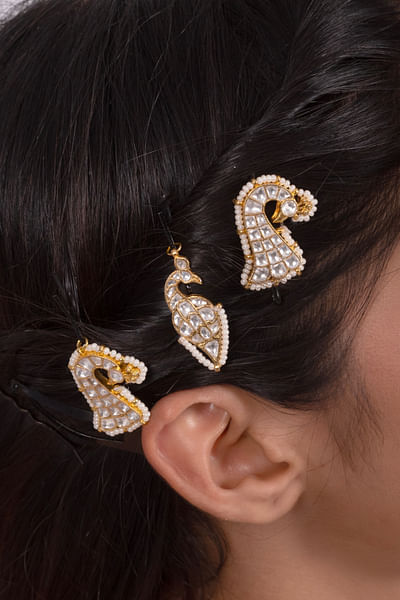 White kundan and pearl hairpin set