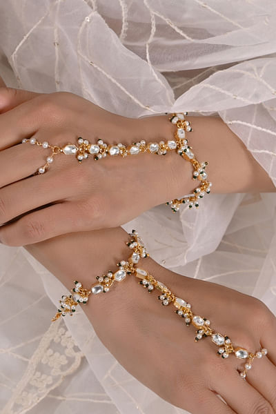 White kundan hathphool