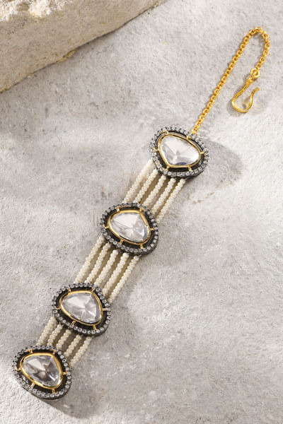 White kundan polki and pearl maang tikka