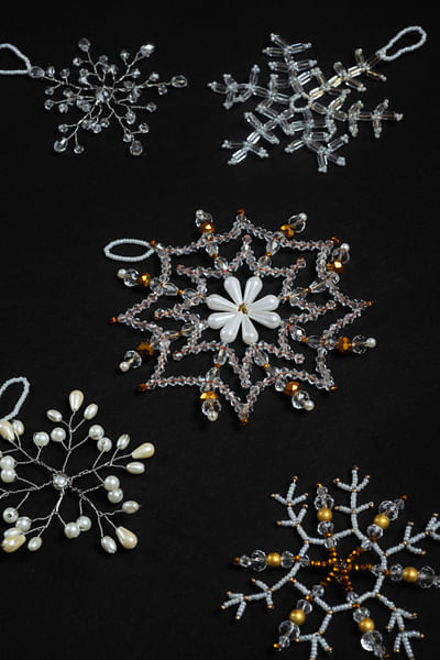 White snowflake acrylic bead decor set