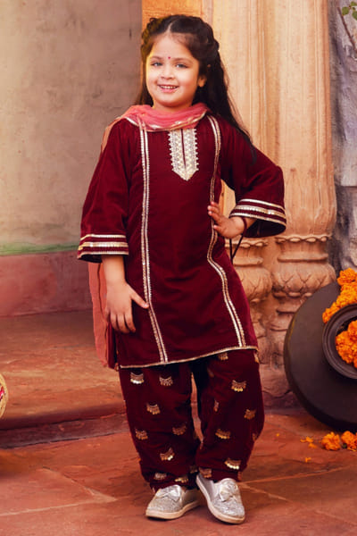 Chotibuti Maroon-pink embroidered velvet kurta set CHOTJUN26D147344