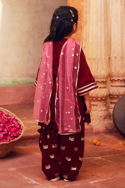 Chotibuti Maroon-pink embroidered velvet kurta set CHOTJUN26D147344