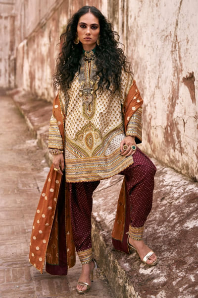 Ivory zari embroidered kurta set