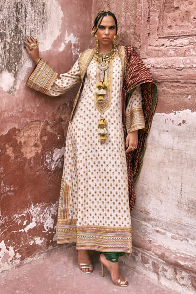 Ivory aari embroidered kurta set