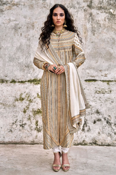 Ivory zari and aari embroidered kurta set