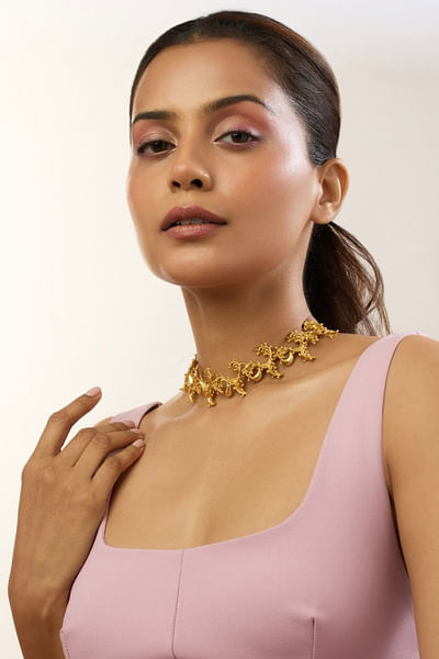 Gold wavy statement choker necklace