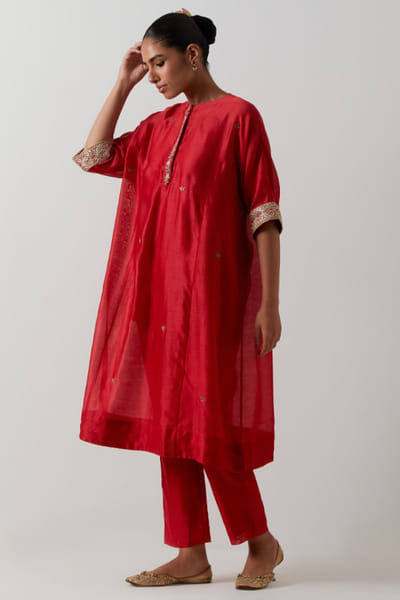 Red floral embroidered chanderi kaftan set