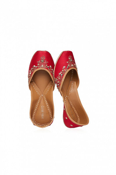 Red embroidered juttis
