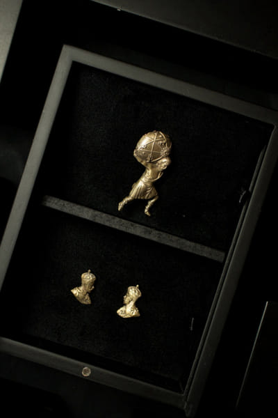 Brooch and George V collar tips gift set