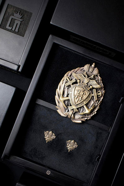 Medal-inspired brooch gift set